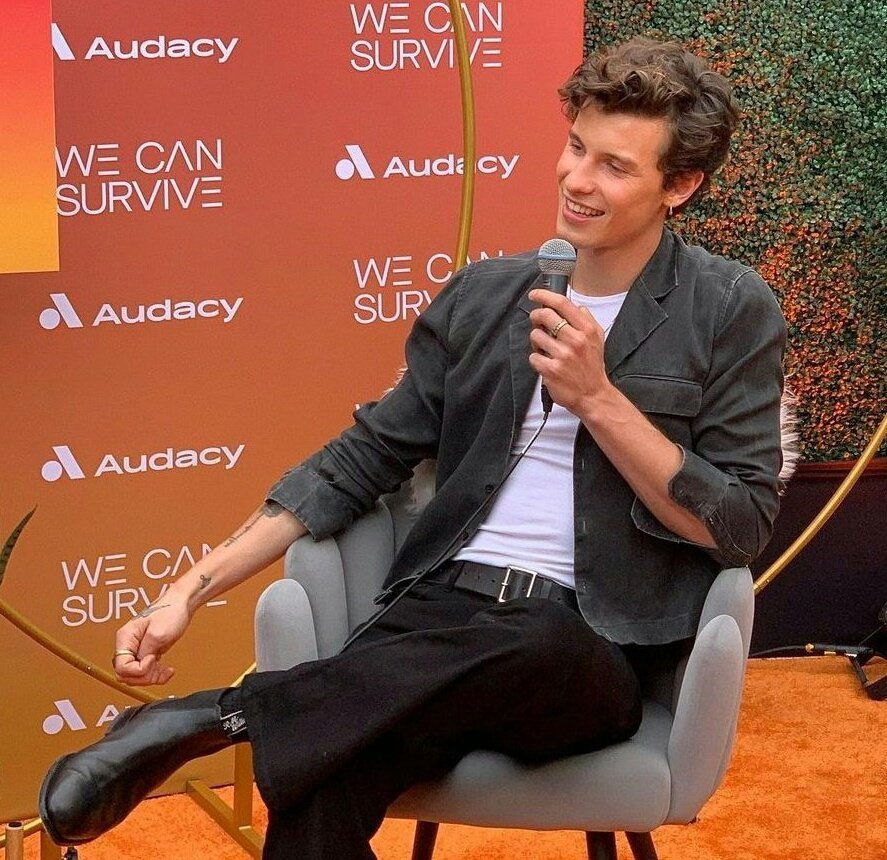 lnfoShawn's tweet photo. ELE! Shawn sendo entrevistado no #WeCanSurvive! https://t.co/8nyUj7m2Eh