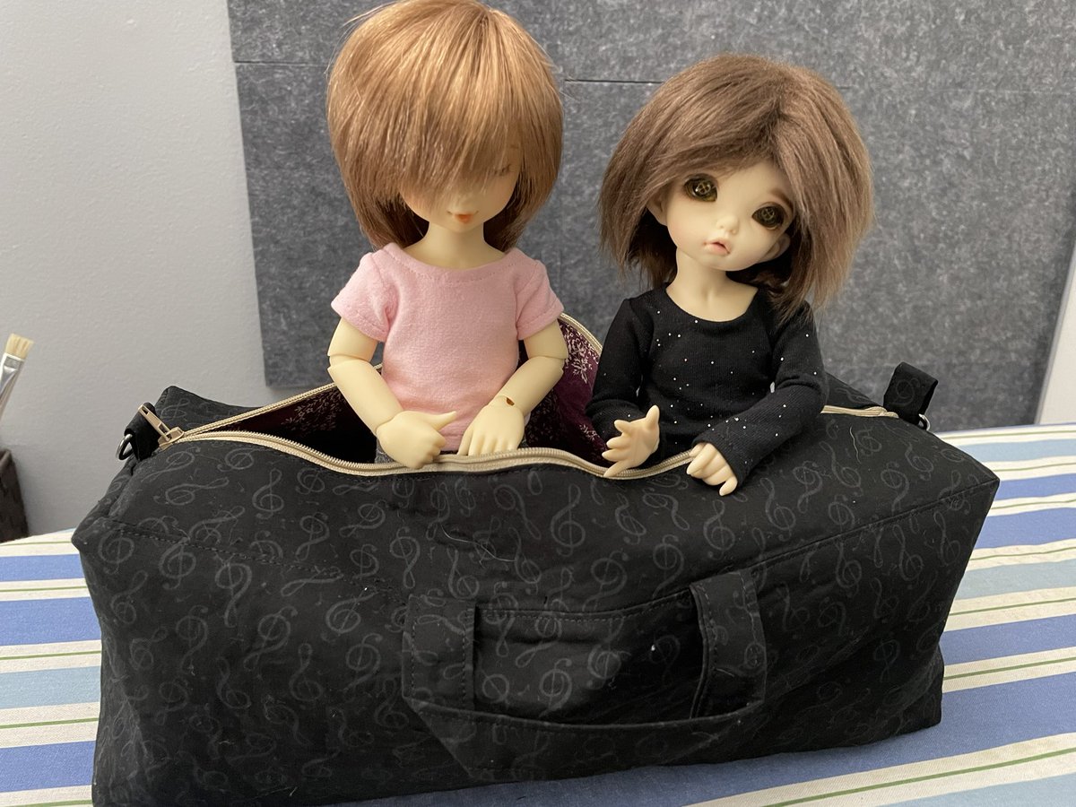 ResinMelody's tweet photo. First attempt at a doll bag! 

I didn’t have longer zippers so it ended up Yo/LTF size. 😅

It turned out pretty cute, I think! Now to make a 2nd with a few modifications… 😆

#bjdcarrier #bjdcarrierbag #bjd #dollseamstress #dollbag #dollcarrier #ltfbisou #yosdswdmamu https://t.co/839xXD2hL8
