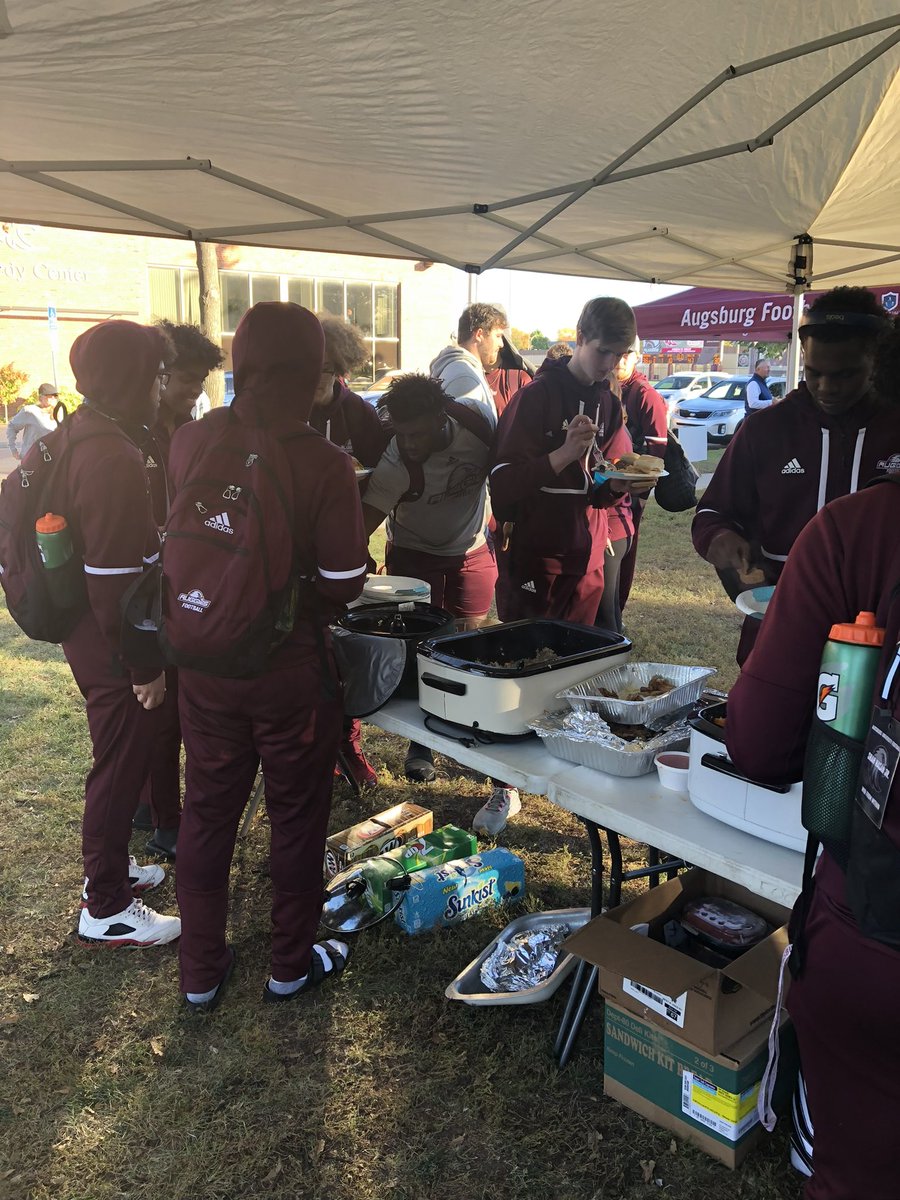 Augsburg_FB's tweet photo. Big S/O to our parents for making an awesome post game dinner for all of our athletes! #WinFromWithin https://t.co/9vlR3W4pgW