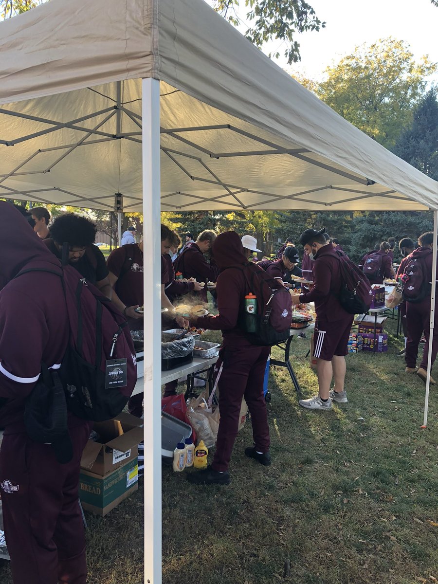 Augsburg_FB's tweet photo. Big S/O to our parents for making an awesome post game dinner for all of our athletes! #WinFromWithin https://t.co/9vlR3W4pgW