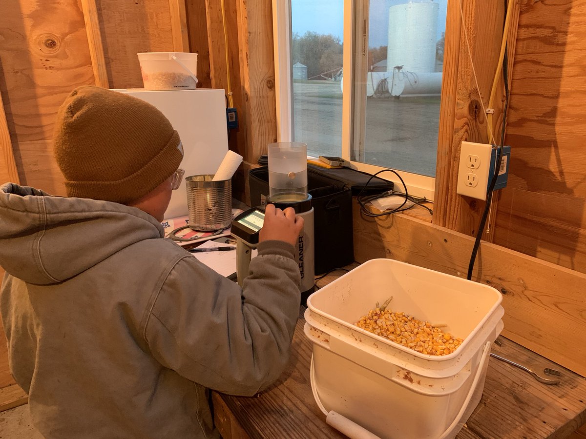 KidsMeyer's tweet photo. #harvest21 is in full swing. The days may be getting long, but we are thankful for a bountiful harvest #meyerfamilyfarms #beckshybrids https://t.co/73sFtWXV5D