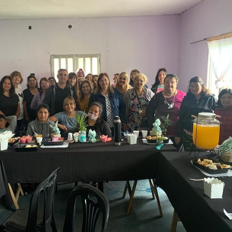 PatriCattaneo's tweet photo. 📍Con el candidato a concejal @masiaariel y mamás de Barrio Norte celebrando su día. 
En San Lorenzo hace más de 12 años que brindamos apoyo escolar y valores a los niños del barrio. 
¡Gracias por el tiempo compartido! ❤️ #MacSantaFe #Podemos #candidatadiputada https://t.co/onV0KYLEFC