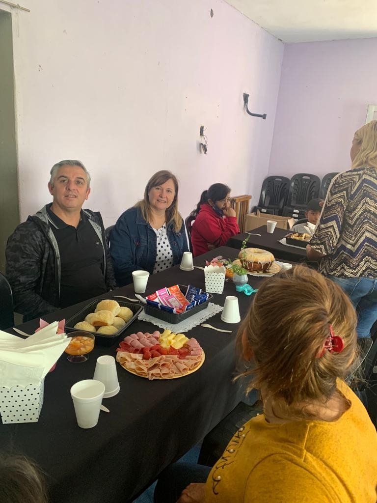 PatriCattaneo's tweet photo. 📍Con el candidato a concejal @masiaariel y mamás de Barrio Norte celebrando su día. 
En San Lorenzo hace más de 12 años que brindamos apoyo escolar y valores a los niños del barrio. 
¡Gracias por el tiempo compartido! ❤️ #MacSantaFe #Podemos #candidatadiputada https://t.co/onV0KYLEFC