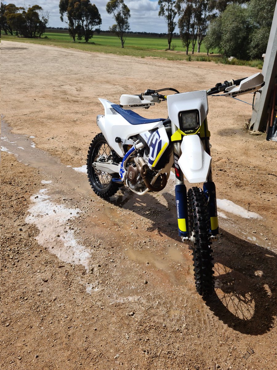 2017 fc250 husqvarna for sale just had top end rebuild. Good tyres and maintenance history. Dm for more details. Only riden by 13yr old raced 1 enduro.