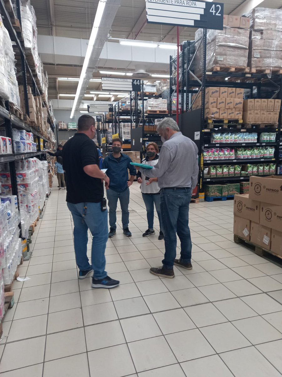 LozanoMarioE's tweet photo. Esta mañana junto con la Agencia de Fiscalización de @quilmesmunicipio relevamos el cumplimiento del programa precios cuidados en el Quilmes Oeste. (Ex-Wallmart)
#SíACuidarLosPrecios 
@mayrasmendoza
@macjm1975
@alferdez
@Kicillofok
@juanluismanzur1
@minsaurralde https://t.co/W6VEtrc0Jy