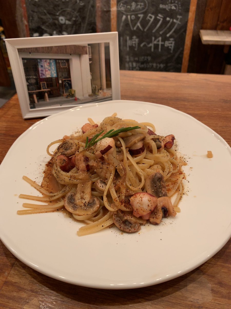 11時から14時「旬素材パスタランチ」やってます。
サラダのドレッシング自家製。ドリンク付き。
パスタ旬の食材で2種類ご用意してます。
●マダコとマッシュルーム　ローズマリー添え
●とりひき肉とブロッコリー　カレークリーム
