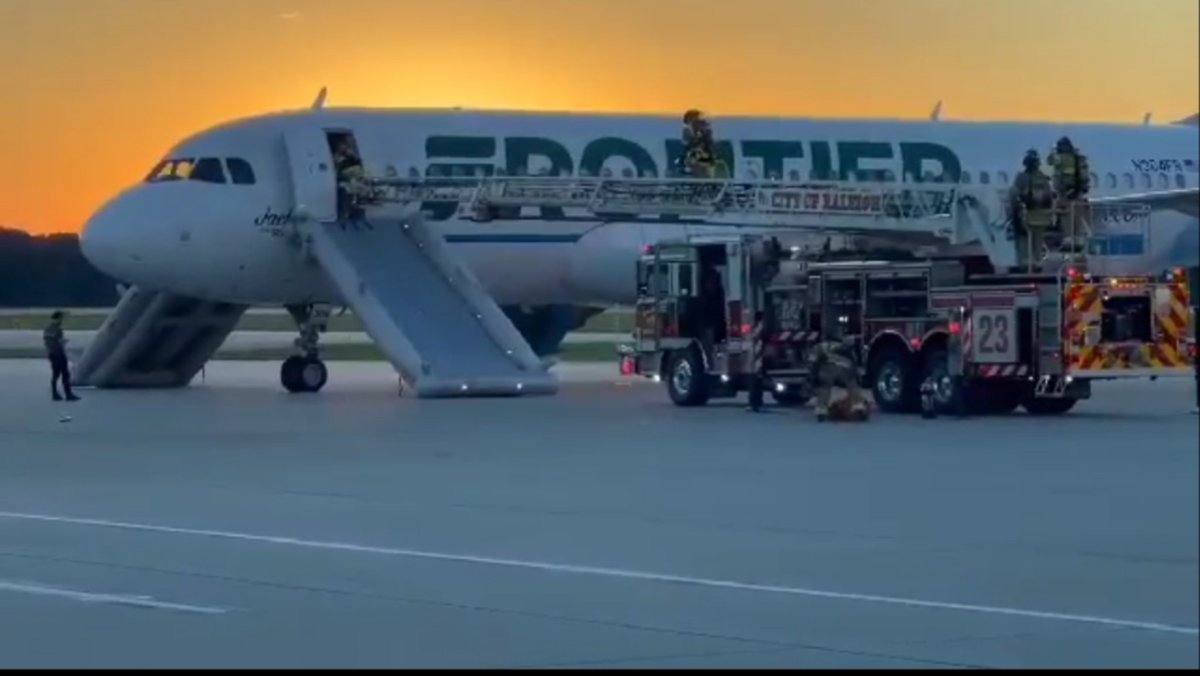 RaleighScan's tweet photo. Aircraft Emergency landing at RDU 
F91159 from Norfolk to Orlando
Smoke in the cabin https://t.co/O2uAlXCEwG
