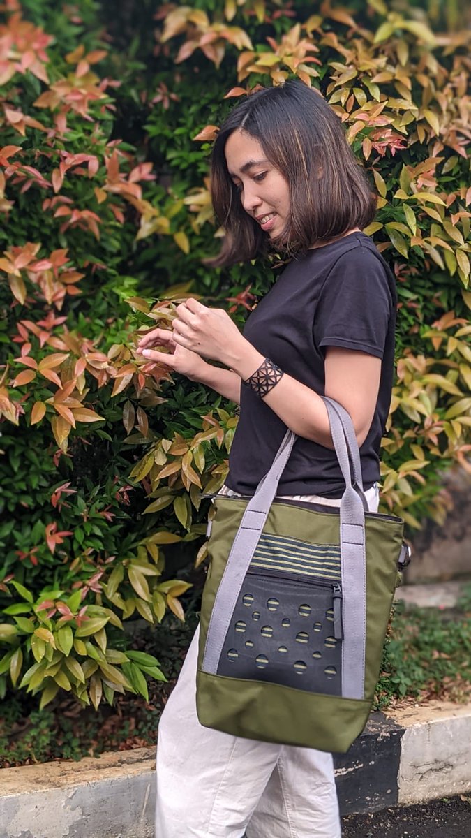 PurnamaOutreach's tweet photo. #SustainableStyle says it all ✨
Embellish your style with this upcycled totebag. Truly #bold and #ethicallymade

What are you waiting for? 
#Leslie 
#Tote 
#Bag 
#EthicalFashion https://t.co/LbCeron6mM