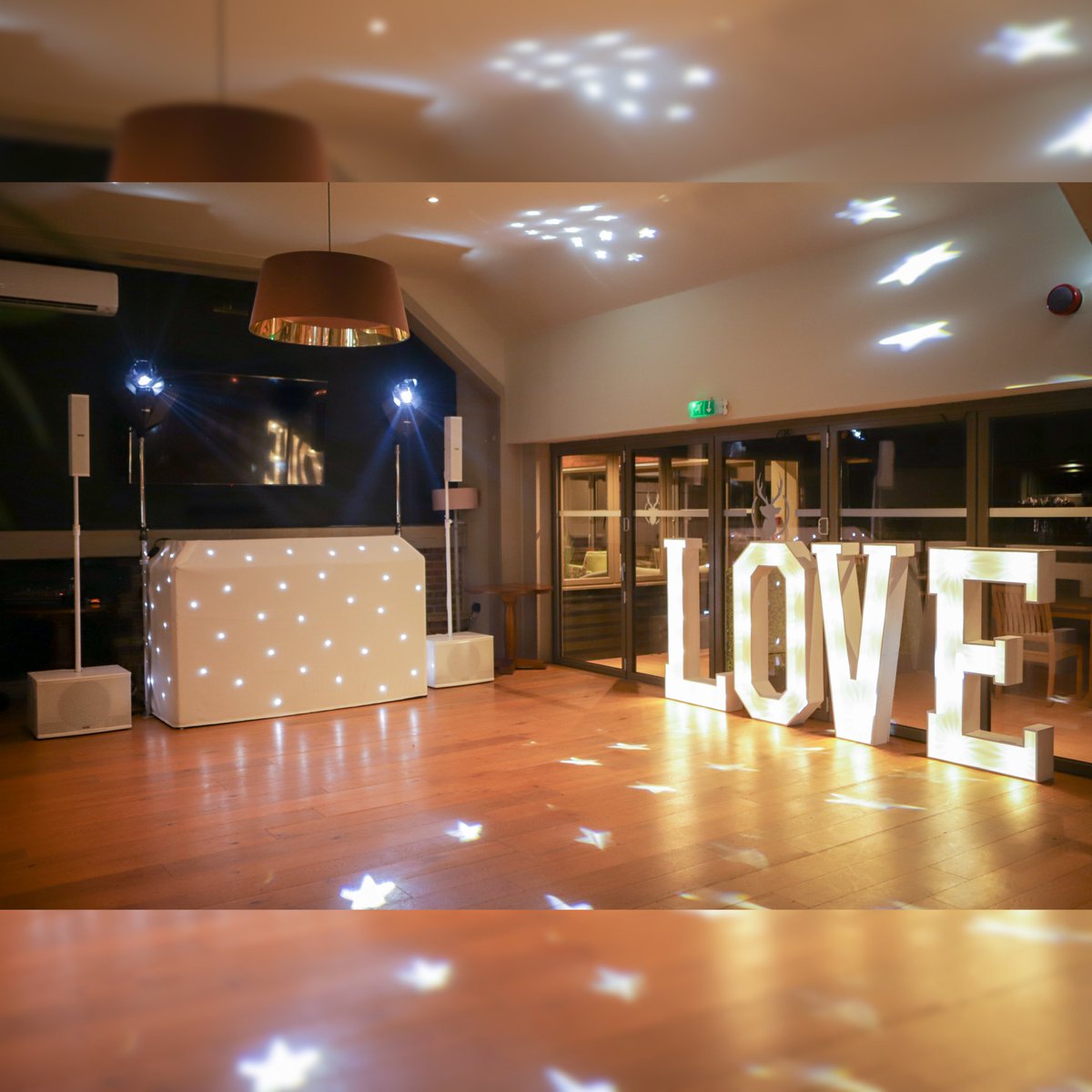 KentDiscos's tweet photo. Congratulations to Daniielle & Jake on their Wedding ❤
Here's a few quick snaps from the evening 📸
#kentdiscos #classicsetup #confetticannons #photography #confetti #firstdance #bride #groom #wedding #dj #disco #sevenoaks #kent #discos #disco #newashgreen #longfield https://t.co/P6xH73qIS2