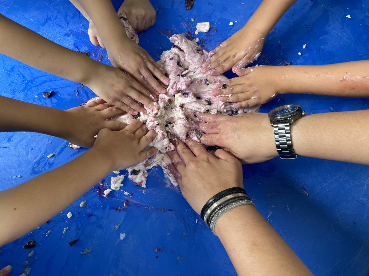 jaibb2n's tweet photo. We add natural ingredients to our playdough making. I love how we roll, squeeze, and stomp the dough. #naturelearning #documentinglearning #earlyyears #k2rocks #natureplay #msjai #uisgz #K2uisgz https://t.co/Uy2TS0zUlb