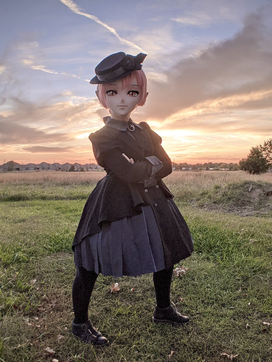 FallenBuna's tweet photo. Sunset has hit for #NamiCon21 So I suppose the vampires are free to roam 🖤 #kig #kigurumi #lolita #alicegirl #cosplayer #girl 
📸: @LemonsSea https://t.co/lizTbRgppJ