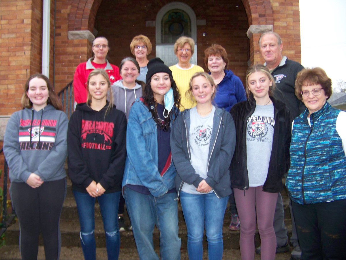 bringingxcback3's tweet photo. While some were representing us at the district meet others were helping side by side with our golf program at a local food pantry. Great representation ladies. https://t.co/LjUuQZzbci