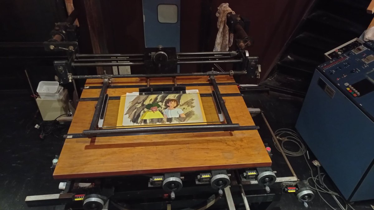 Wesims2's tweet photo. Après 15 ans de recherches, j'ai réussi à acquérir un banc-titre. C'est un dispositif utilisé jadis dans les studios d'animation. C'est l'ancêtre d'After Effects quand les ordinateurs n'existaient pas pour l'animation. Une pièce unique et une préservation du patrimoine. https://t.co/fTuZIRbZ4e