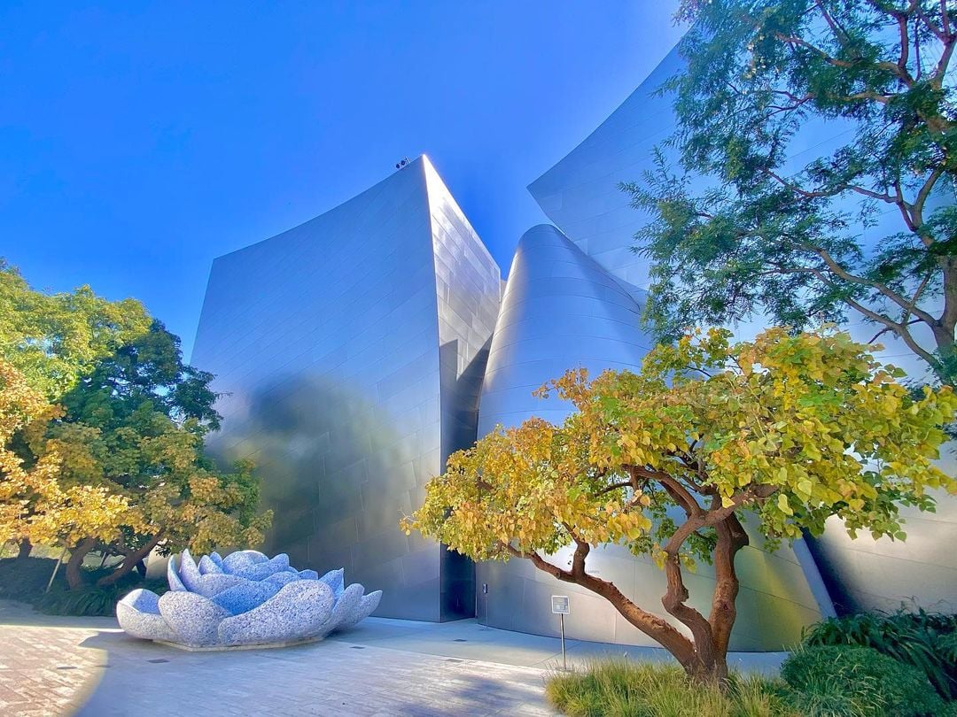 #FotoDelDia Feliz sábado para todos…🤩
Los jardines del Disney Concert Hall @LAPhil, cuentan con una escultura en honor a  Lillian Disney, una 🌹 hecha de porcelana Delft.
📷: IG @elviajedenaty #descubreLA #StartYourComeback bit.ly/3a08LEx