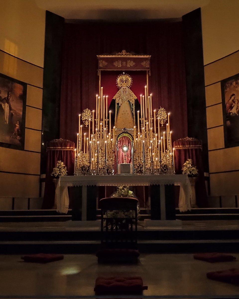 Al regreso me encendías una luz, Sonriendo desde lejos, me esperabas, en la mesa la comida aún caliente y el mantel y tu abrazo en mi alegría de volver.