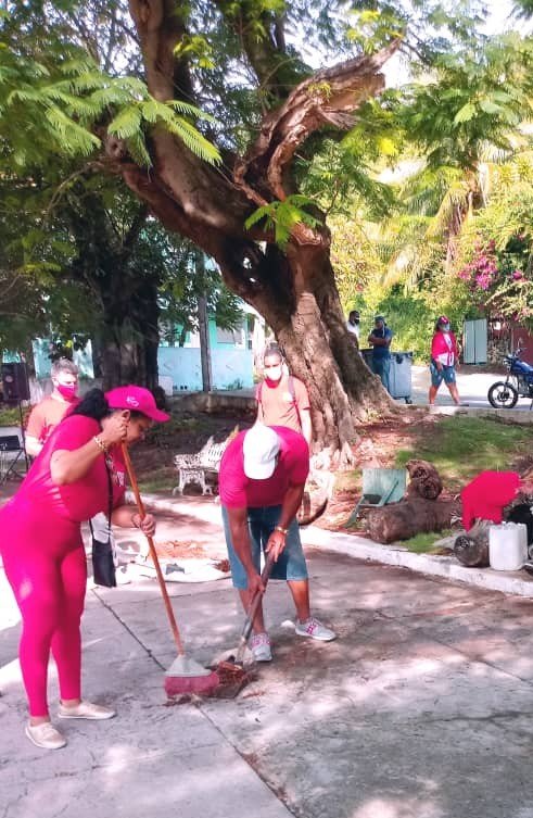 acea_lopez's tweet photo. "Somos mayoría defendiendo a la Revolución no como militancia,somos mayoría como pueblo" Aseveró @DiazCanelB en el II Pleno de @PartidoPCC.
Así se trabaja en la transformación de muchos barrios y es deber de todos abrazarnos en ese empeño #PonleCorazón 
#JuntosPodemos
@minalcuba https://t.co/No8nt7eZYk