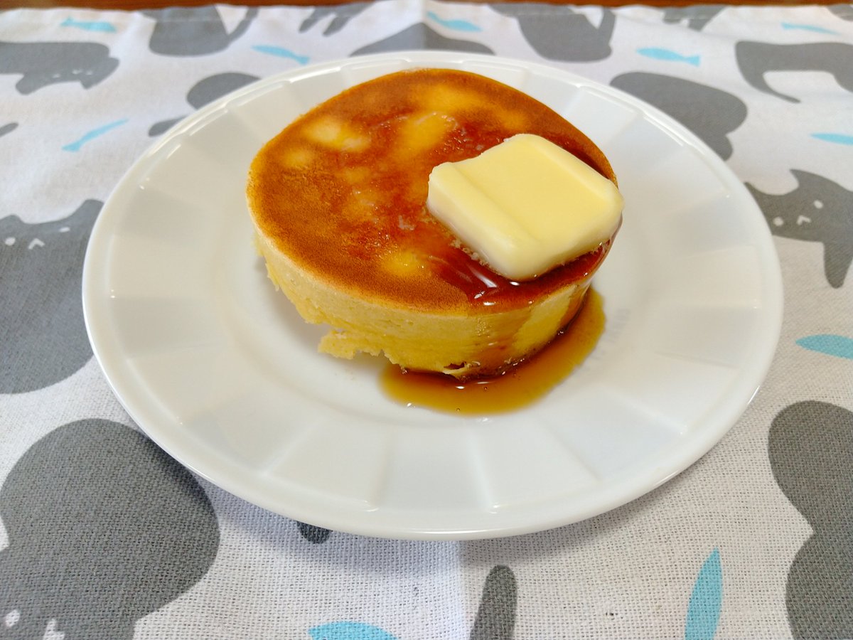 皆様こんにちは。
今週はおからパウダーでパンケーキです。
シロップは甜菜オリゴ糖を使用して更に低糖質。
いただきます。