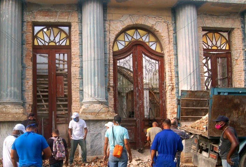 acea_lopez's tweet photo. "Somos mayoría defendiendo a la Revolución no como militancia,somos mayoría como pueblo" Aseveró @DiazCanelB en el II Pleno de @PartidoPCC.
Así se trabaja en la transformación de muchos barrios y es deber de todos abrazarnos en ese empeño #PonleCorazón 
#JuntosPodemos
@minalcuba https://t.co/No8nt7eZYk
