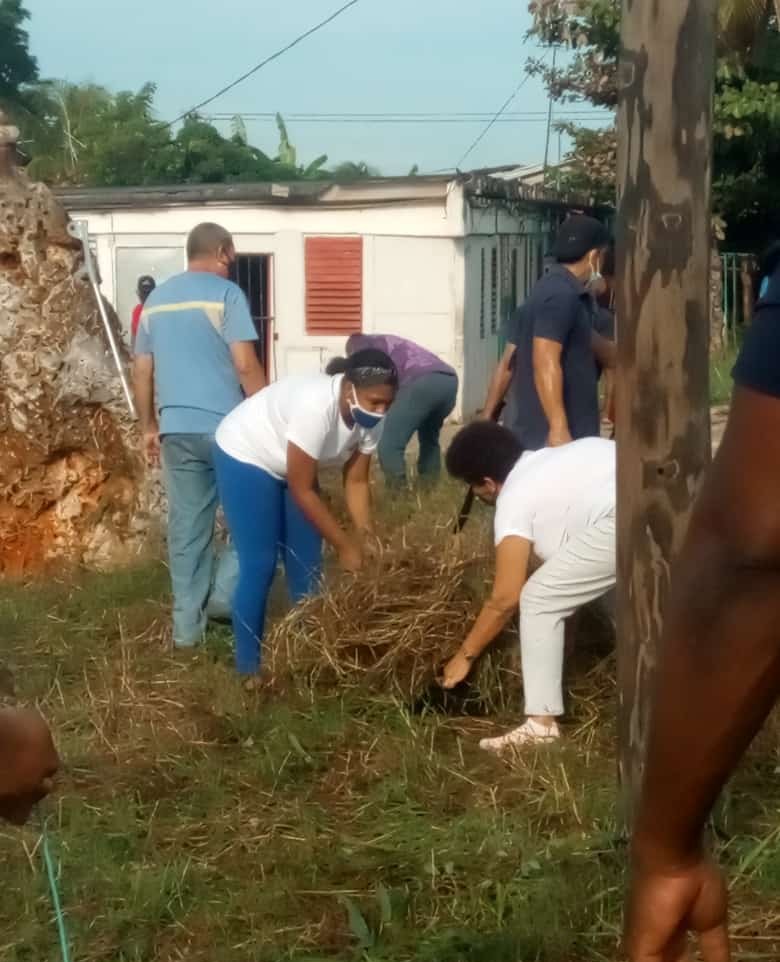 acea_lopez's tweet photo. "Somos mayoría defendiendo a la Revolución no como militancia,somos mayoría como pueblo" Aseveró @DiazCanelB en el II Pleno de @PartidoPCC.
Así se trabaja en la transformación de muchos barrios y es deber de todos abrazarnos en ese empeño #PonleCorazón 
#JuntosPodemos
@minalcuba https://t.co/No8nt7eZYk
