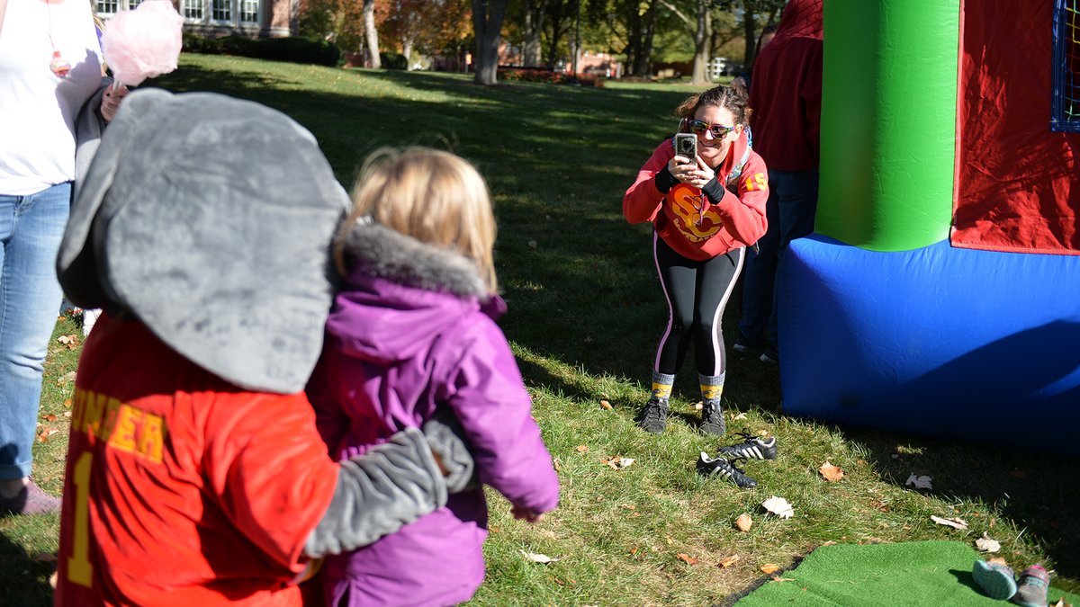 SimpsonCollege's tweet photo. It was a perfect day to gather with the #ONESimpson family. Thanks to everyone who made Homecoming 2021 so special! #StormBacktoSC https://t.co/ibcFHD1qtS