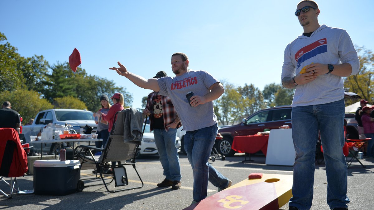 SimpsonCollege's tweet photo. It was a perfect day to gather with the #ONESimpson family. Thanks to everyone who made Homecoming 2021 so special! #StormBacktoSC https://t.co/ibcFHD1qtS