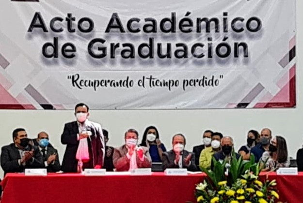 MtroFerLozano's tweet photo. Durante el Acto Académico de Graduación de la X Generación del Bachillerato para Trabajadores del @CUTHFROC volvemos a confirmar que seguimos en la ruta correcta, apostarle a la educación y favoreciendo la "recuperación del tiempo perdido" https://t.co/UVnDgJB9c9