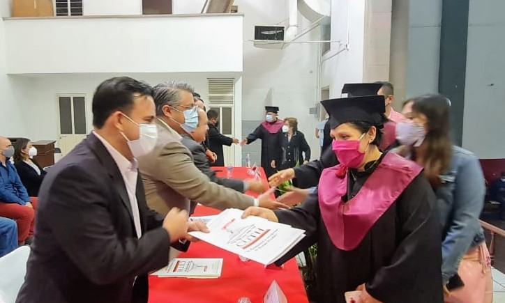 MtroFerLozano's tweet photo. Durante el Acto Académico de Graduación de la X Generación del Bachillerato para Trabajadores del @CUTHFROC volvemos a confirmar que seguimos en la ruta correcta, apostarle a la educación y favoreciendo la "recuperación del tiempo perdido" https://t.co/UVnDgJB9c9