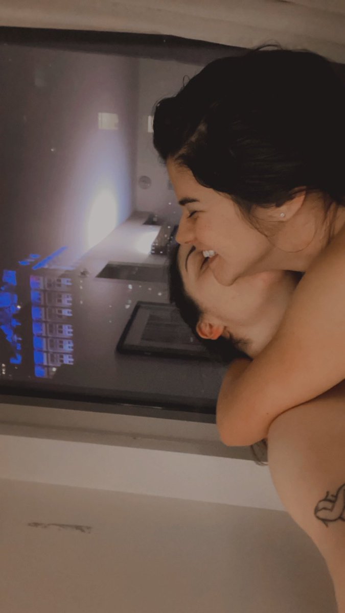 AndreaOlivieri_'s tweet image. Me fui en llanto y no dejé de abrazarla ni un solo segundo. 
Al fin estaba nuevamente en casa. 
Jamás había sido tan feliz, jamás he estado tan enamorada en mi vida. Crecemos y crecemos juntas todos los días. 
Es mi película de amor.