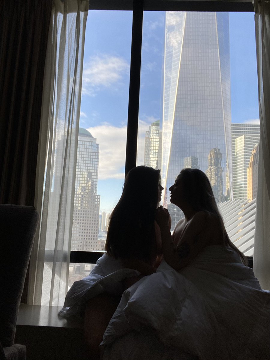 AndreaOlivieri_'s tweet image. Me fui en llanto y no dejé de abrazarla ni un solo segundo. 
Al fin estaba nuevamente en casa. 
Jamás había sido tan feliz, jamás he estado tan enamorada en mi vida. Crecemos y crecemos juntas todos los días. 
Es mi película de amor.