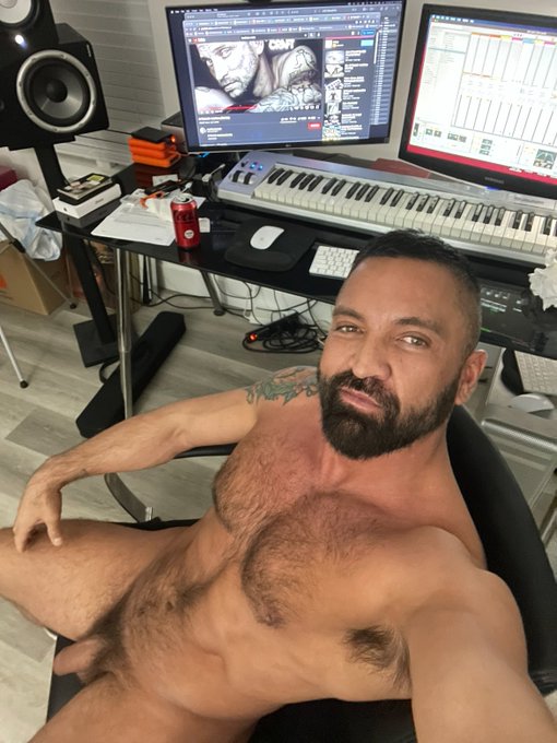 Another day in the office, #gaynudist #gaydaddy #fuckit https://t.co/Fj1B6HV7Uq