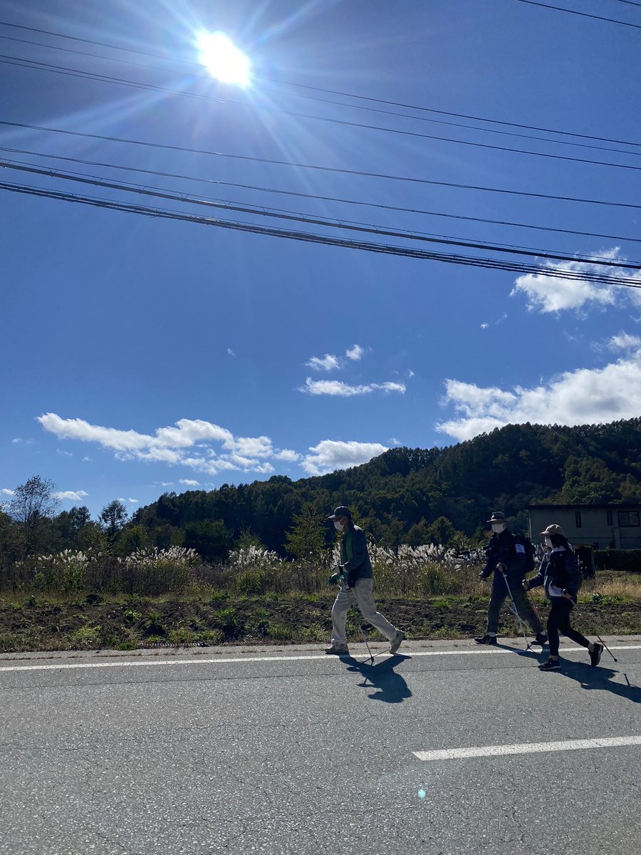 koumi_town's tweet photo. 紅葉ウォークが行われました！！
天気にも恵まれ、たくさんの方のご参加を頂きました🍂👟 https://t.co/umDTHK83qX