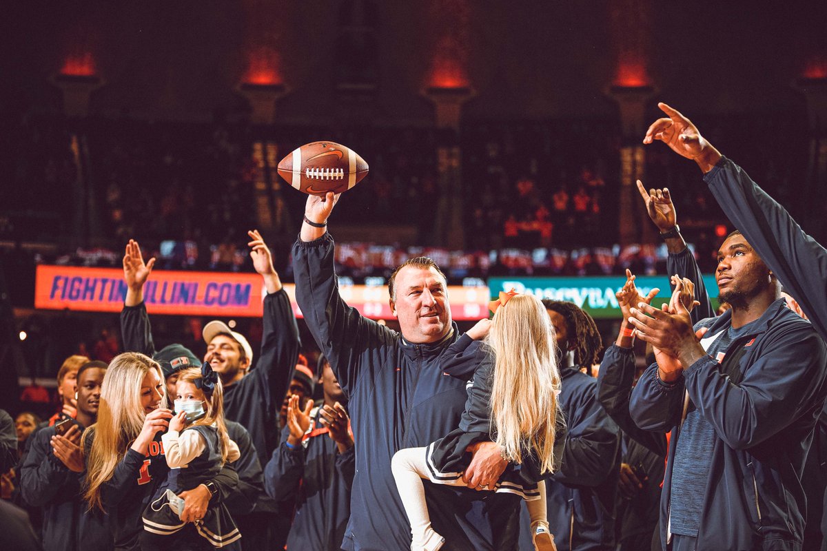 IlliniFootball's tweet photo. Back in Champaign with the #famILLy https://t.co/o6zDRmJNbX