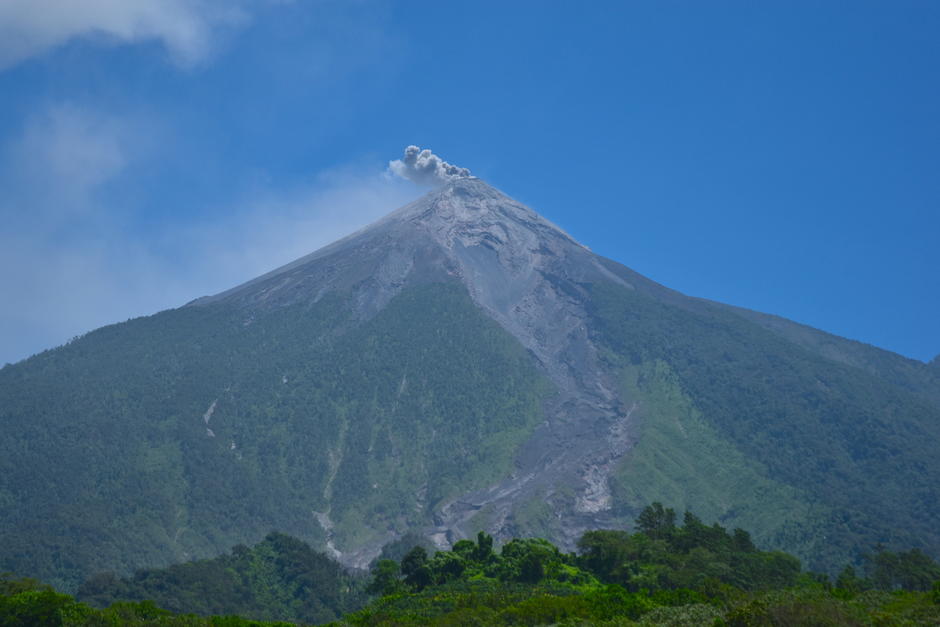 soy_502's tweet photo. 🚨URGENTE🚨 Fuerte explosión del volcán de Fuego sorprende a pobladores (video)

La explosión quedó captada a través de una cámara de vigilancia y sorprendió a los pobladores cercanos. Aquí las imágenes:  https://t.co/MK6AFcNi7l https://t.co/cedGEjKSHa