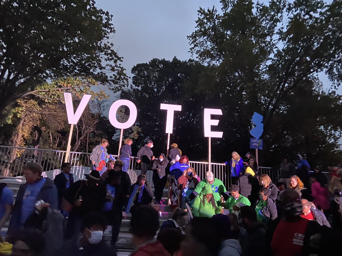 rupandemehta's tweet photo. Ahhh what a day! So up close to 44♥️

#dontboovote #njforward #wewontgobackwithjack #vote #philmurphy #sheilaoliver #newjersey #gardenstate #brickcity #barackobama #number44 #potus https://t.co/6jPaucqmHt