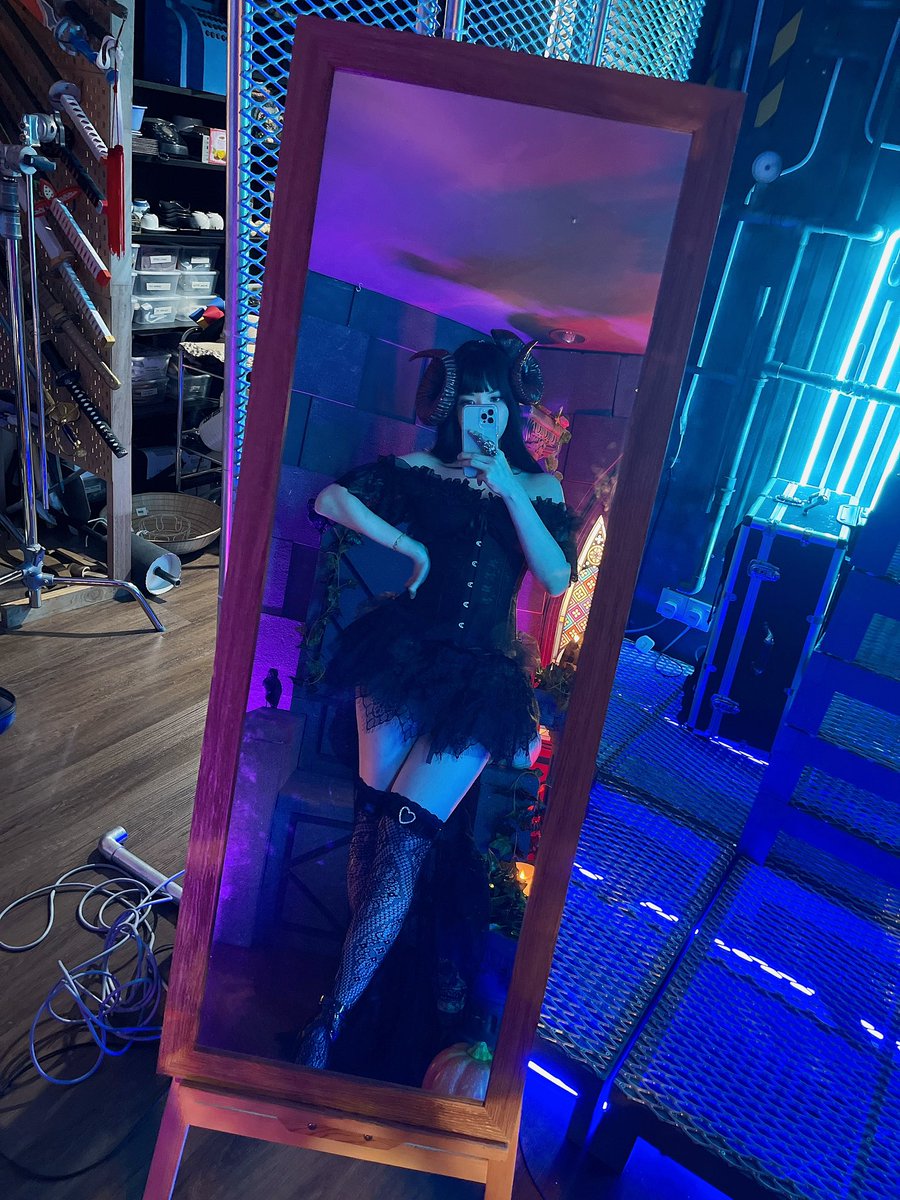 ying_tze's tweet photo. These horns are hugeeee and heavy ! 🎃❤️✨ https://t.co/wWN4utbdty