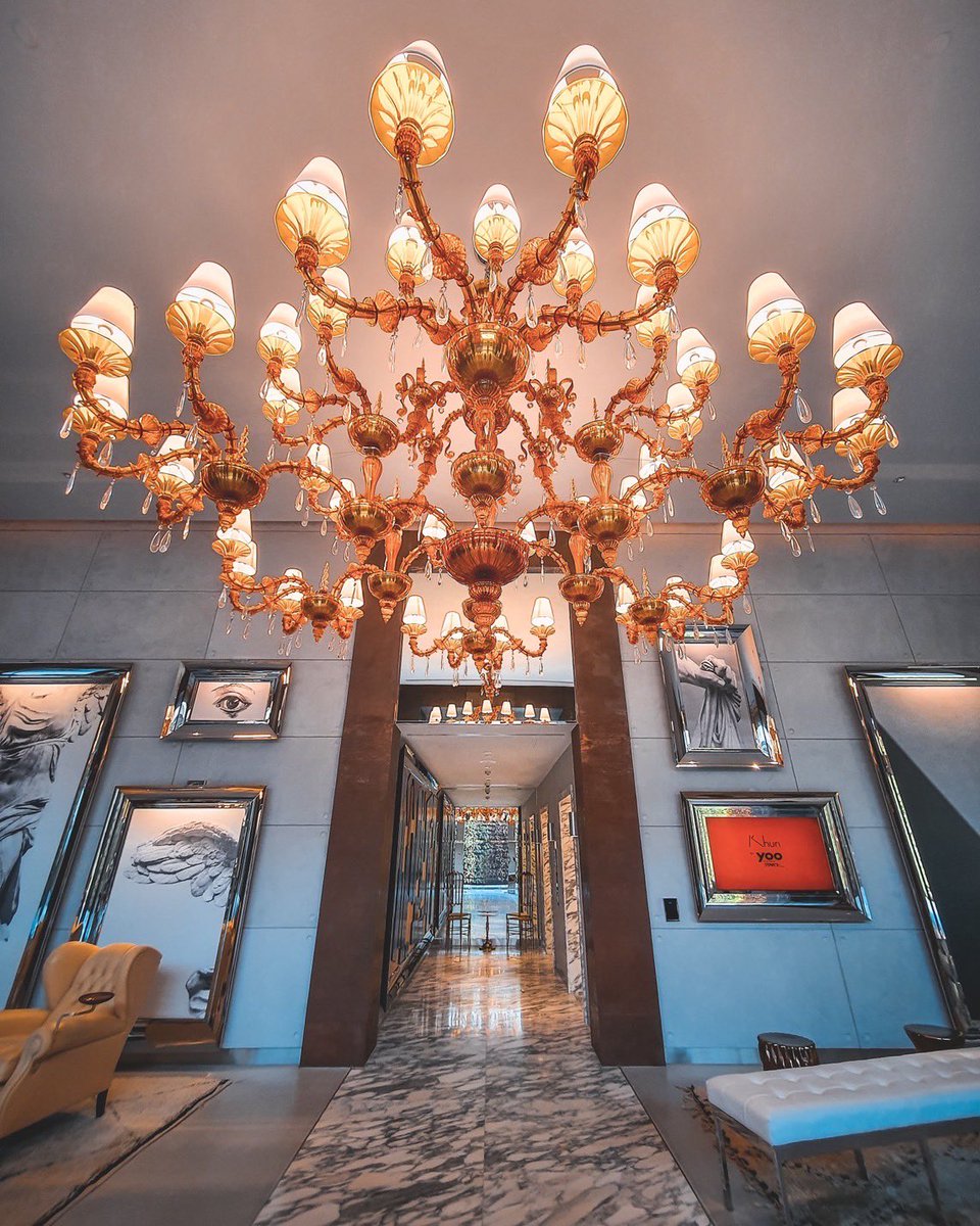 Thavisin's tweet photo. Philippe Starck ฉีกขนบเดิมๆของการออกแบบ ด้วยการหยิบเอารูปลักษณ์ของงานดีไซน์หรูหรา มาใส่สีสัน อารมณ์ขัน และสัญลักษณ์ต่างๆเข้าไป ในเมืองไทย เห็นได้ที่ KHUN by yoo เท่านั้นครับ…Chandelier ยักษ์ กรอบรูปเต็มผนัง หรือ หมากรุกขนาดใหญ่ เป็นเอกลักษณ์ของ Starck เขาเลย https://t.co/E65qVD34Sa
