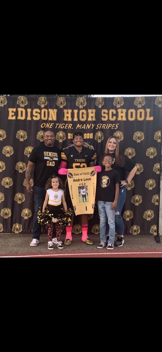 Senior night! 
•
Blessed to have support from the best parents and siblings by my side 💯✊🏾 #SeniorNight #CO2022 #SeniorSzn #Blessed #EdisonTigers