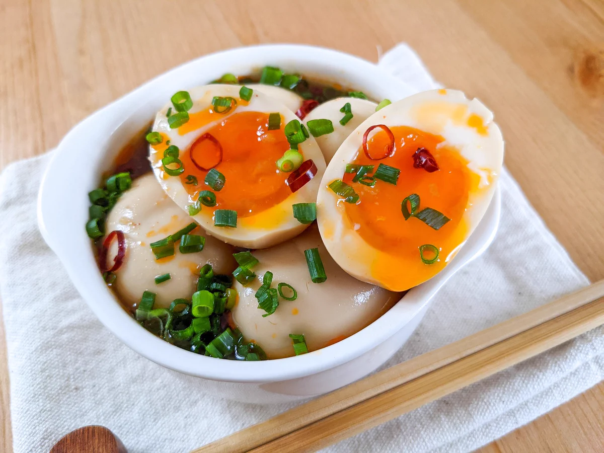 ラーメンなどにトッピングするのも良さそう！ピリ辛な味付けが美味しそうな「味玉」レシピ！
