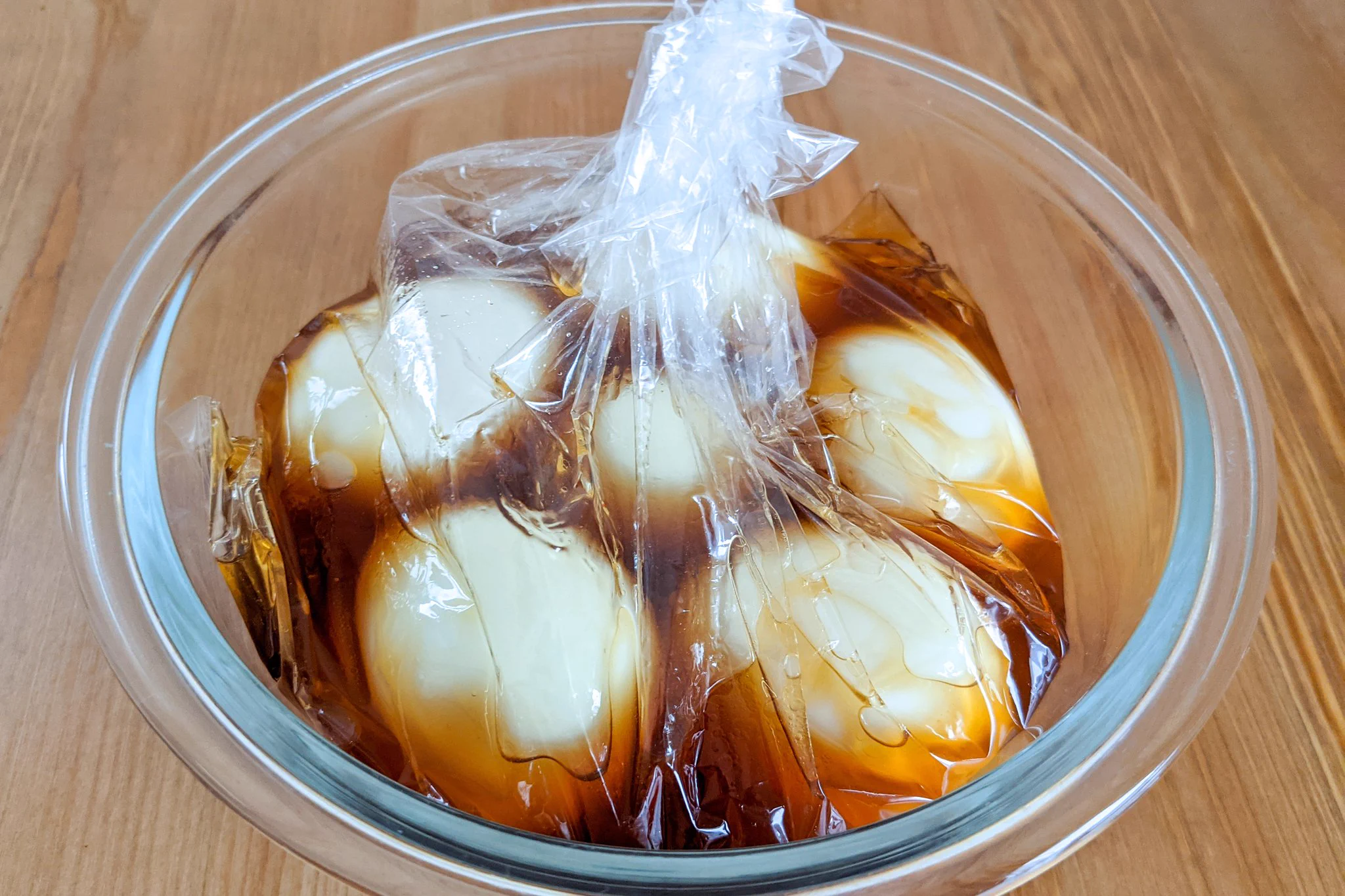 ラーメンなどにトッピングするのも良さそう！ピリ辛な味付けが美味しそうな「味玉」レシピ！