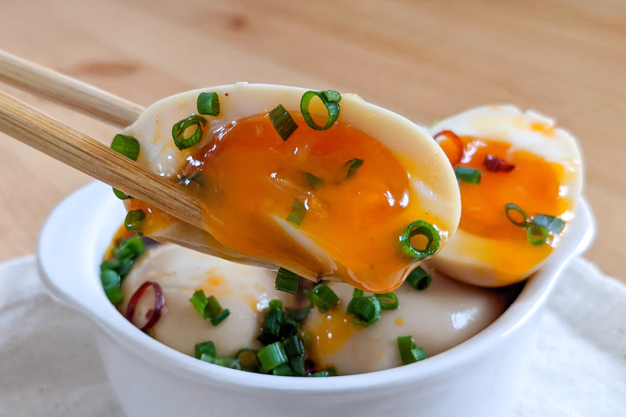 ラーメンなどにトッピングするのも良さそう！ピリ辛な味付けが美味しそうな「味玉」レシピ！