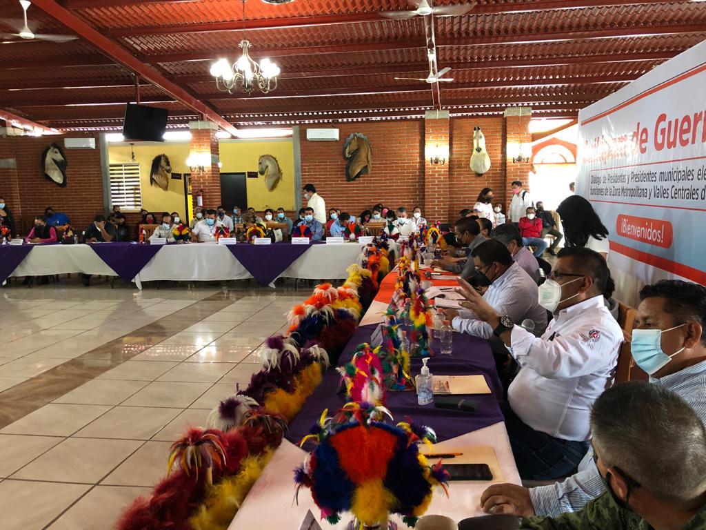 OscarValenciaSi's tweet photo. En la reunión de Presidentas y Presidentes Municipales Electos y en funciones de la zona Metropolitana y de Valles Centrales; por invitación del Presidente anfitrión, por parte de la #CEPCO expusimos los temas de Constitución de los Consejos Municipales de Protección Civil... https://t.co/0RDOPyMarX