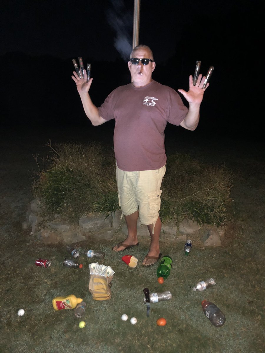 roy_trousdale's tweet photo. Ten fingers, five stogies…and a little Tennessee trash. https://t.co/9vbnSeBMZ1