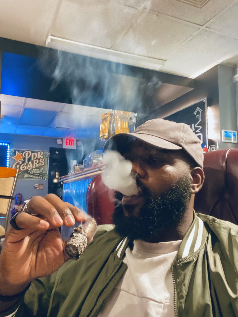 ThatGuyYouKnew0's tweet photo. Saturday night vibes. #CigarPapi https://t.co/Iwq7T0Q5ne