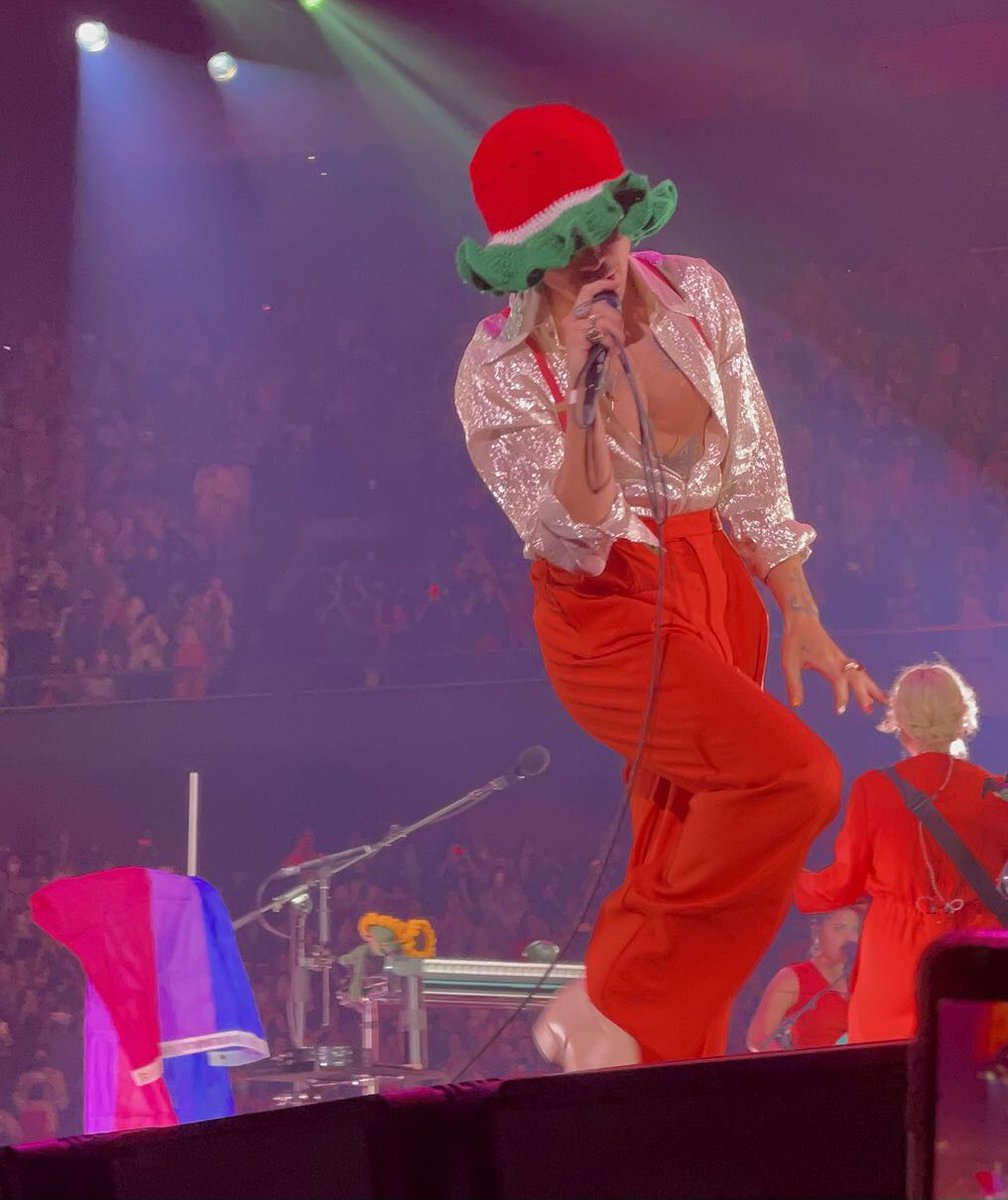 TheHarryNews's tweet photo. Harry with a crochet hat on stage in Uncasville N2 🍉
Via trumantots https://t.co/0nXg0zL9h0