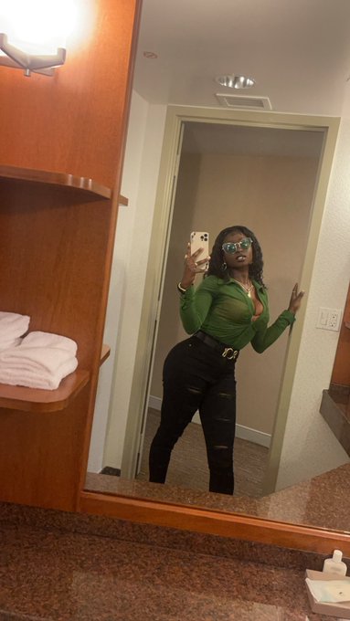 2 pic. Greeeen money! https://t.co/x8FWiibmvy