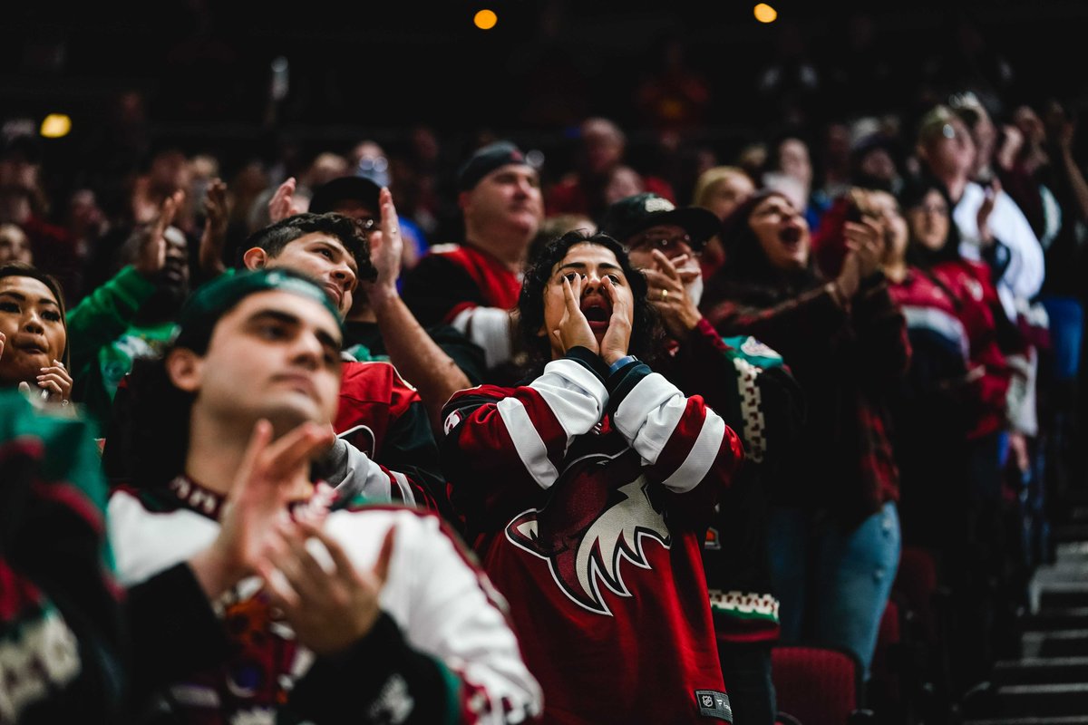 ArizonaCoyotes's tweet photo. Saturday night with our Pack. ❤️ https://t.co/VmloW9y1Tk