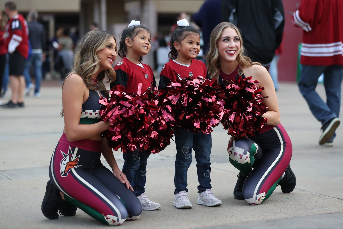 ArizonaCoyotes's tweet photo. Saturday night with our Pack. ❤️ https://t.co/VmloW9y1Tk