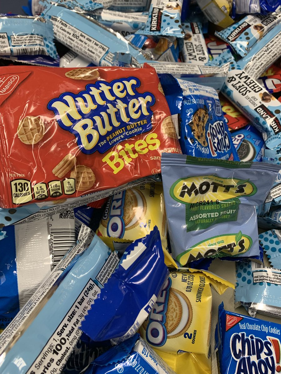 kettbackpack's tweet photo. ᗰᗩKE ᗩ ᗪIᖴᖴEᖇEᑎᑕE ᗪᗩY with a few members of the Kettering Rotary Club❤️🍏

Special treat bags will be heading home to our kiddos for Thanksgiving break!
.
.
#ourcommunity #ourchildren #ketteringbackpack #MakeADifferenceDay #kettering #ohio https://t.co/fl0dyjpXUD