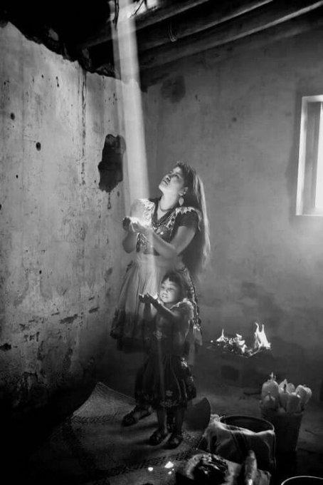 “Entiéndeme. No soy un mundo ordinario. Tengo mi locura, vivo en otra dimensión y no tengo tiempo para cosas que no tienen alma".
Charles Bukowski 
📷Marcela Taboada