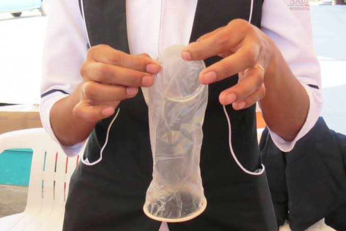 Al igual que los condones externos, el condón femenino o interno impide el intercambio de fluidos y actúa como barrera contra el VIH y otras infecciones de transmisión sexual. 
El anillo externo ofrece una protección añadida contra las ITS al cubrir la vulva y la base del pene.